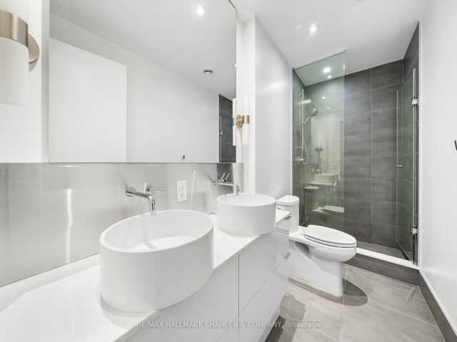 702 - 185 Roehampton Ave