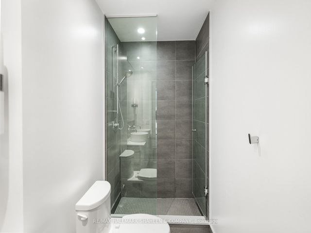 702 - 185 Roehampton Ave
