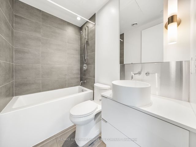 702 - 185 Roehampton Ave
