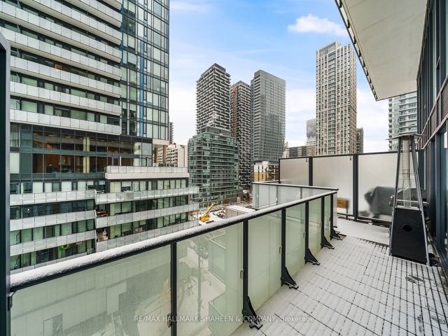702 - 185 Roehampton Ave