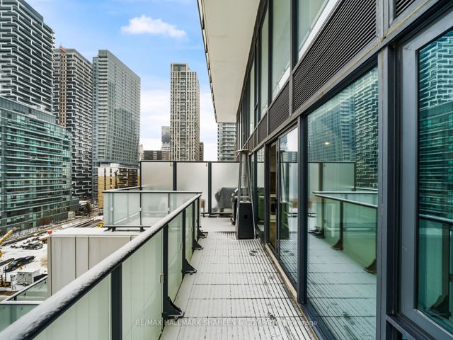 702 - 185 Roehampton Ave