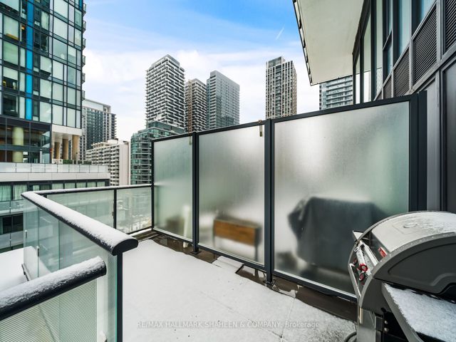 702 - 185 Roehampton Ave