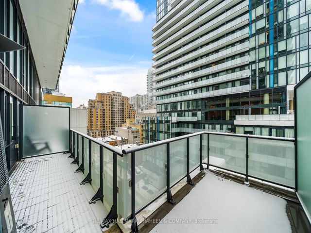702 - 185 Roehampton Ave