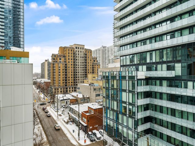 702 - 185 Roehampton Ave