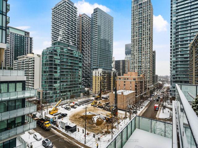 702 - 185 Roehampton Ave