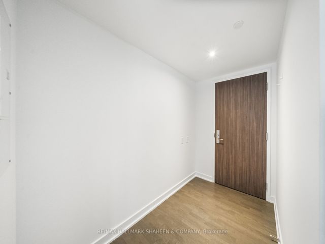 702 - 185 Roehampton Ave