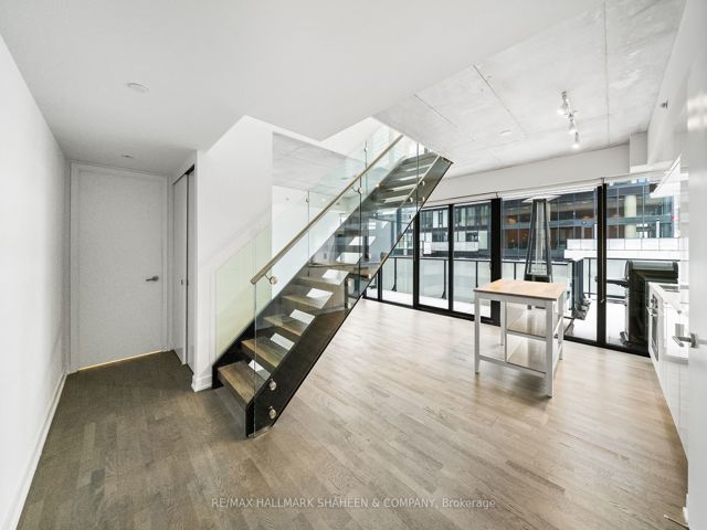 702 - 185 Roehampton Ave