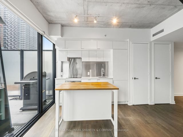 702 - 185 Roehampton Ave