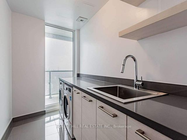 5802 - 2221 Yonge St