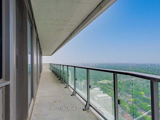 5802 - 2221 Yonge St