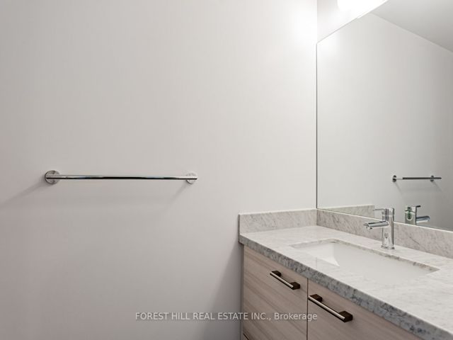 5701 - 2221 Yonge St