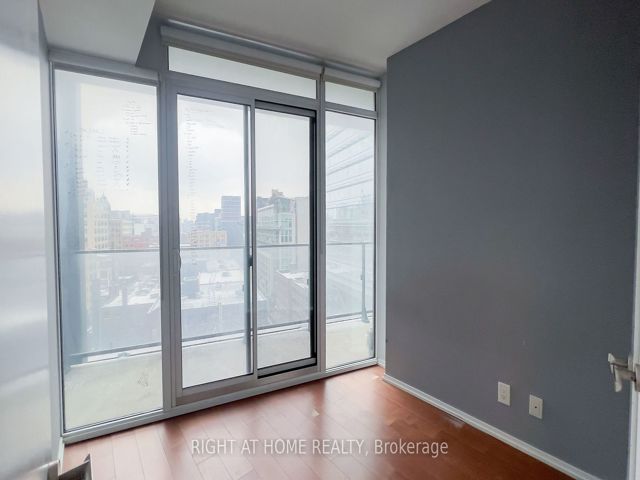 901 - 125 Peter St S
