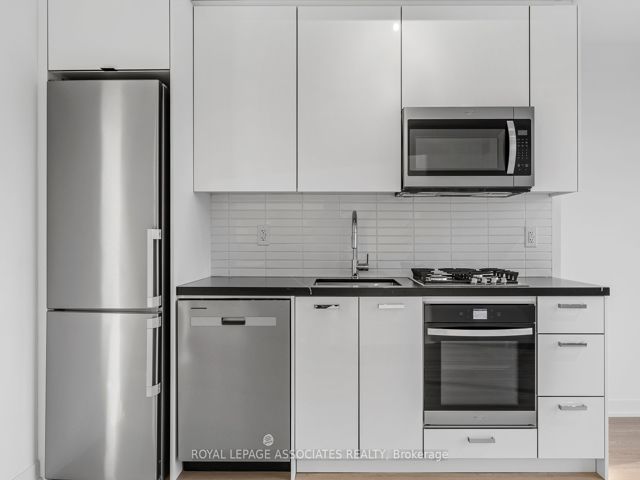 401 - 195 McCaul St