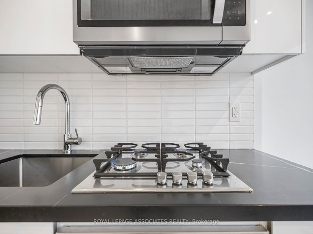 401 - 195 McCaul St