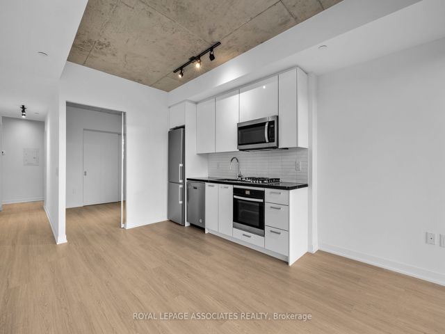 401 - 195 McCaul St