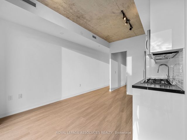401 - 195 McCaul St