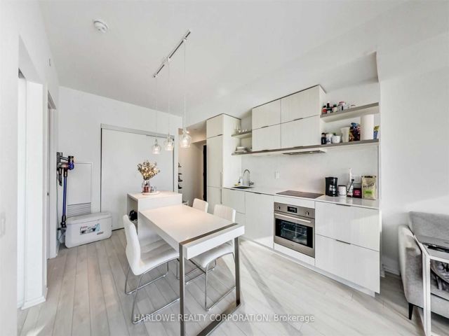 1514 - 197 Yonge St