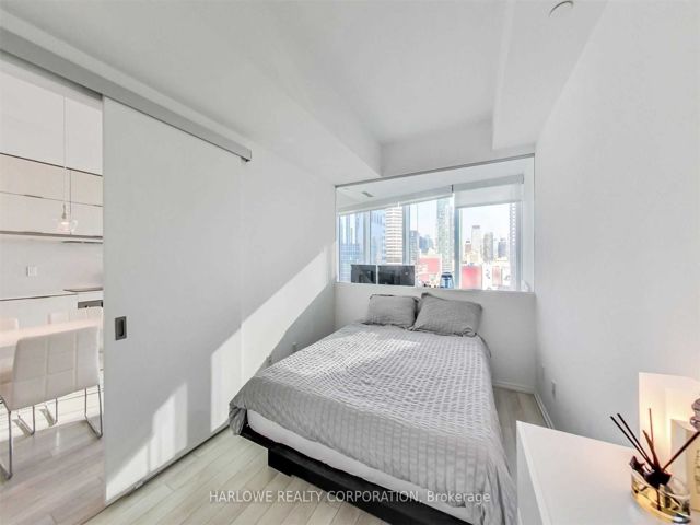 1514 - 197 Yonge St