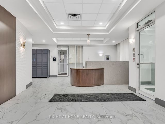 522 - 650 Lawrence Ave W