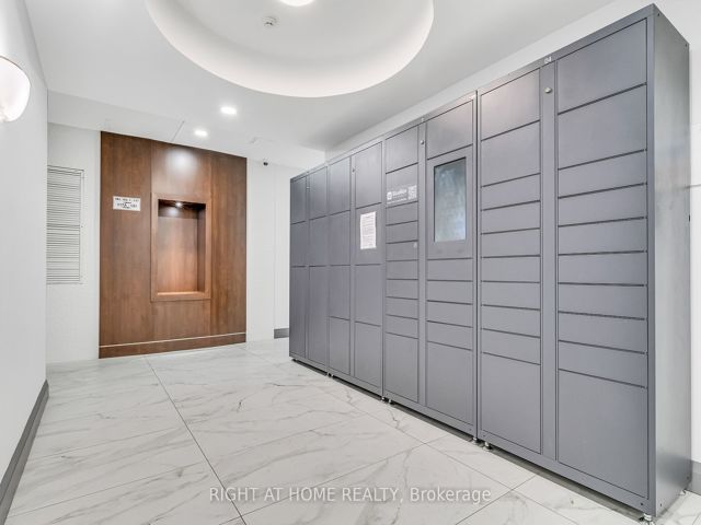 522 - 650 Lawrence Ave W