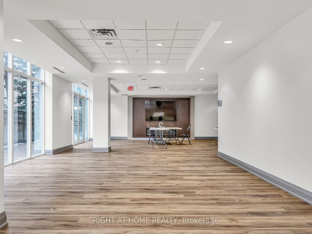 522 - 650 Lawrence Ave W