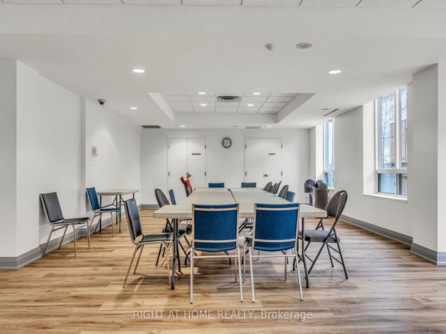 522 - 650 Lawrence Ave W