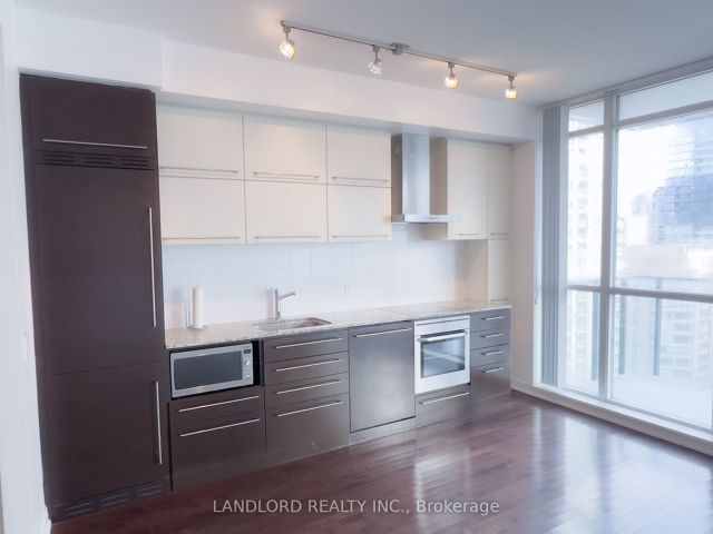 2007 - 770 Bay St