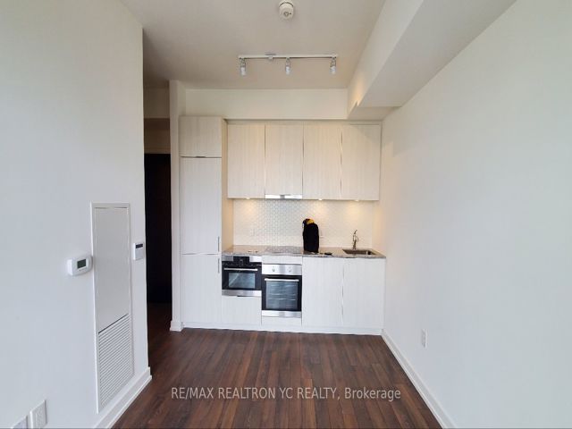 1717 - 158 Front St E