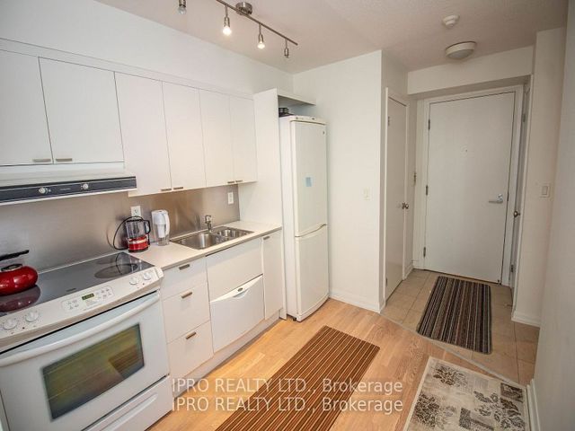 1022 - 111 Elizabeth St