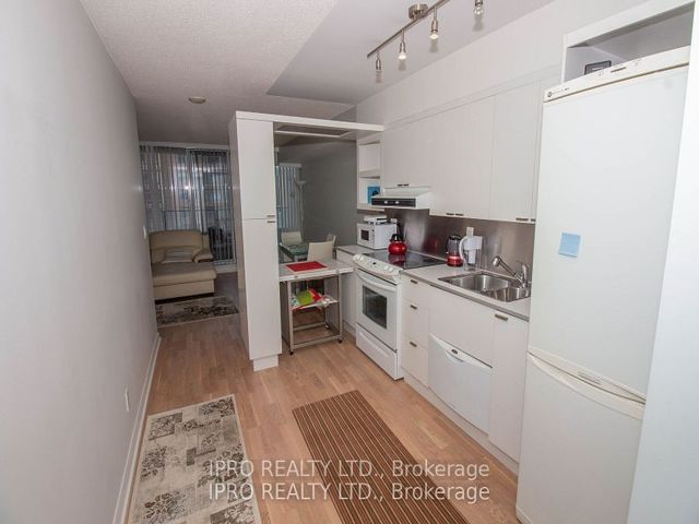 1022 - 111 Elizabeth St