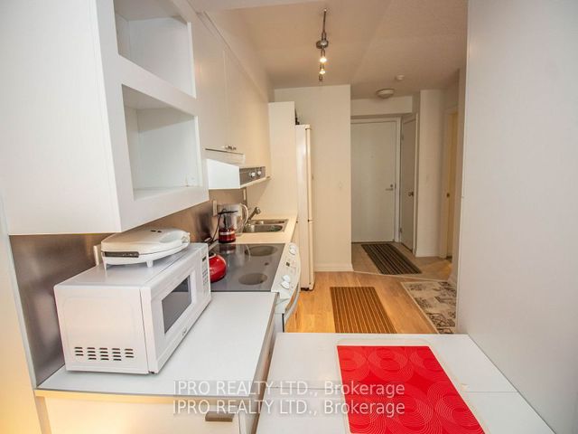 1022 - 111 Elizabeth St