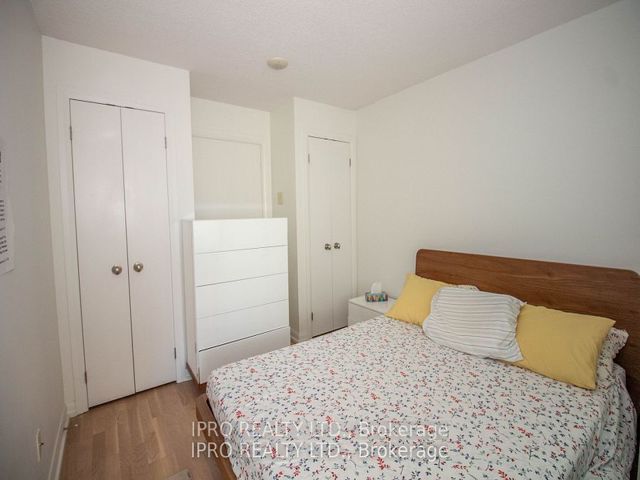 1022 - 111 Elizabeth St