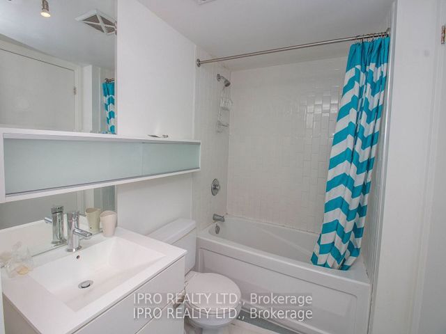 1022 - 111 Elizabeth St