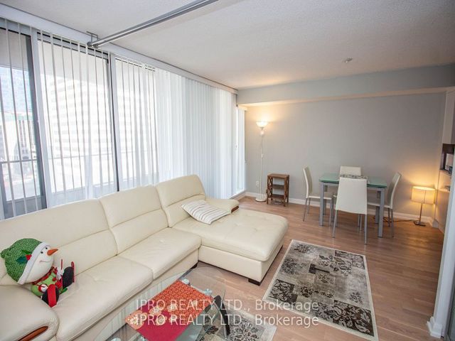 1022 - 111 Elizabeth St