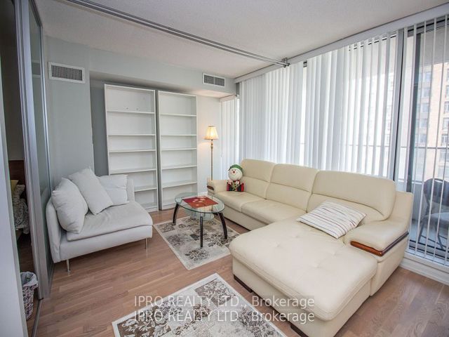 1022 - 111 Elizabeth St