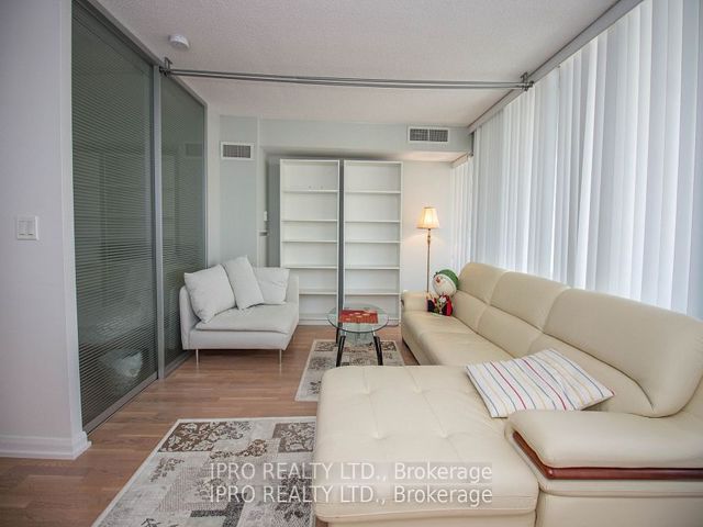 1022 - 111 Elizabeth St
