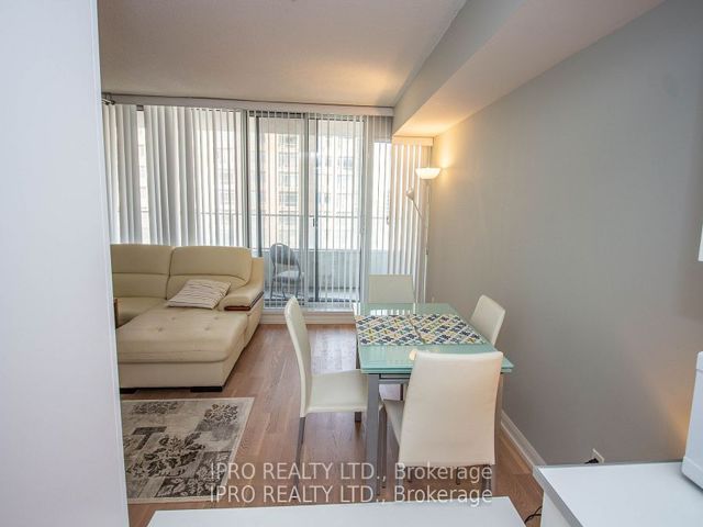 1022 - 111 Elizabeth St