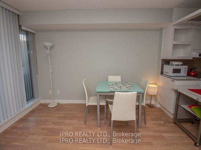 1022 - 111 Elizabeth St