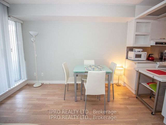 1022 - 111 Elizabeth St