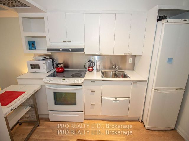 1022 - 111 Elizabeth St