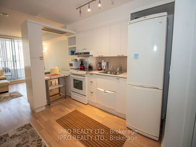 1022 - 111 Elizabeth St