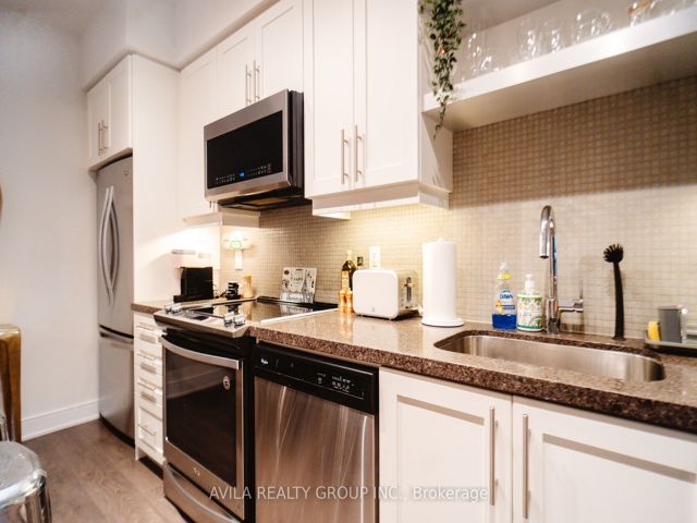 1832 - 525 Adelaide St W