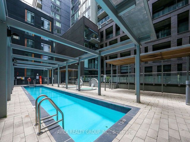 1832 - 525 Adelaide St W