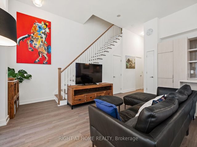 Th6 - 6 Parkwood Ave
