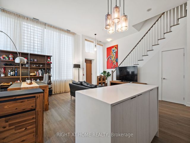 Th6 - 6 Parkwood Ave