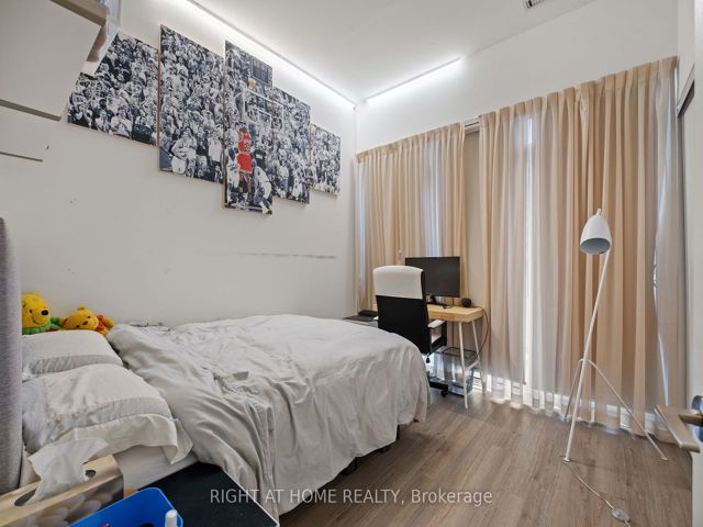 Th6 - 6 Parkwood Ave