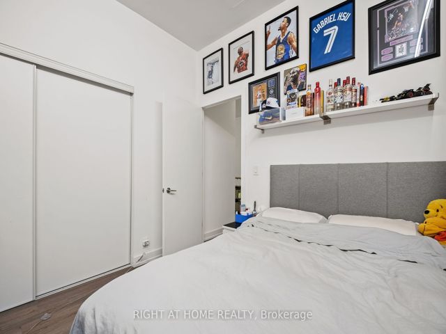 Th6 - 6 Parkwood Ave