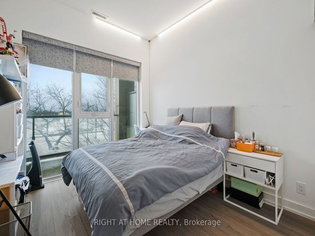 Th6 - 6 Parkwood Ave