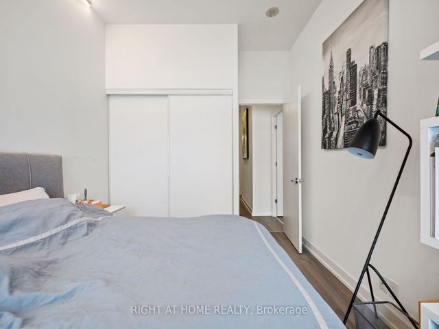 Th6 - 6 Parkwood Ave