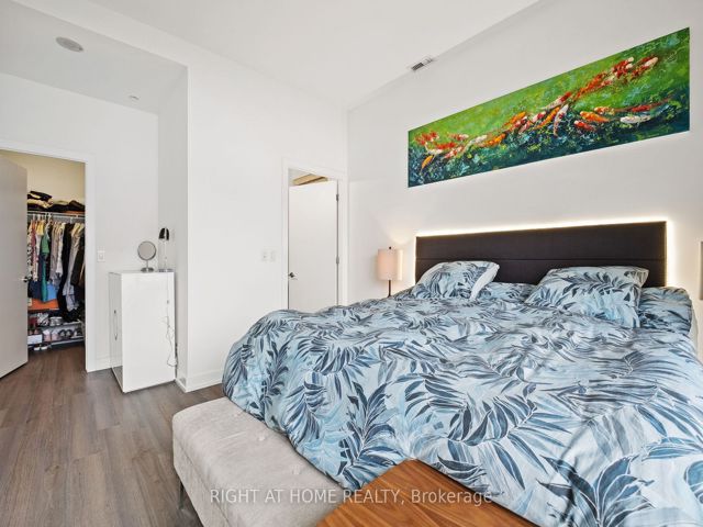 Th6 - 6 Parkwood Ave
